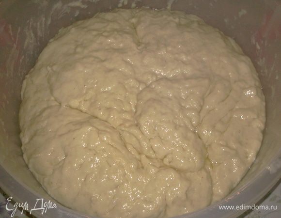 Вымесить тесто смазанными растительным маслом руками и поставить в теплое место, оно должно подняться.