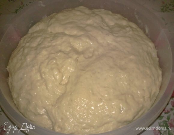 Когда тесто поднимется, его надо подмять и снова поставить подниматься.