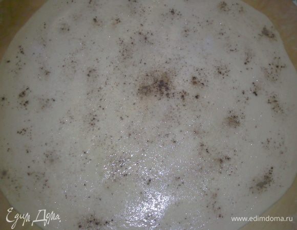 Один из вариантов работы с тестом, раскатать тесто, смазать растительным маслом, посыпать сахаром и корицей.