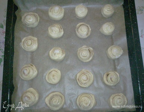 Булочки разложить на противень и выпекать при 180гр. 30-35 минут.