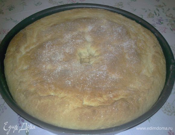 Еще один вариант, яблоки и бананы очистить, мелко нарезать, добавить сахар, корицу, квиттин. Тесто раскатать, один круг большого диаметра, другой меньшего диаметра. Раскатанным тестом большого диаметра застелить форму для выпечки, выложить начинку, и накрыть раскатанным тестом меньшего диаметра,тесто защемить. Посыпать сахаром, в центре сделать дырочку. Выпекать 40-45 минут при 180 гр.