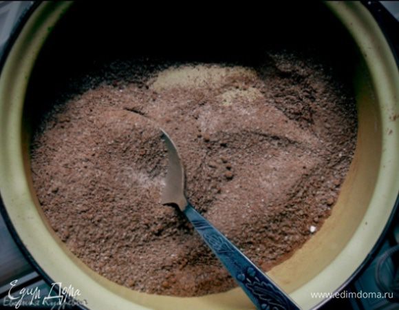 В кастрюле смешиваем сахар, какао - порошок и муку
