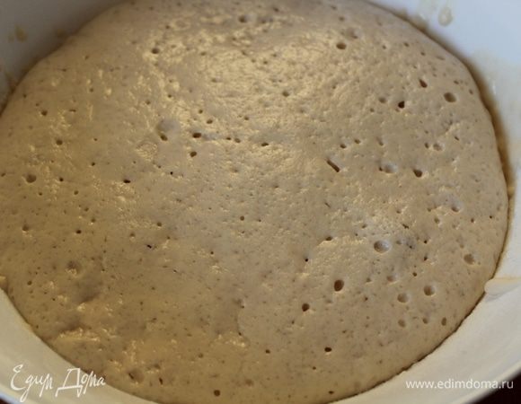 Для опары молоко подогреть, развести в нем дрожжи, добавить 1 ст. л. сахара и часть просеянной муки. Оставить на 30 минут в теплом месте. Когда на опаре появится шапочка, можно замешивать тесто.