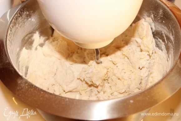 Добавить в опару остальную муку, сливочное масло, яйца, соль и сахар и замесить тесто.