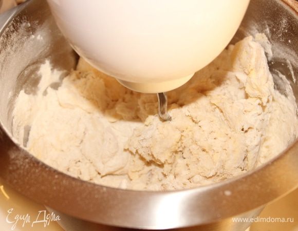Добавить в опару остальную муку, сливочное масло, яйца, соль и сахар и замесить тесто.