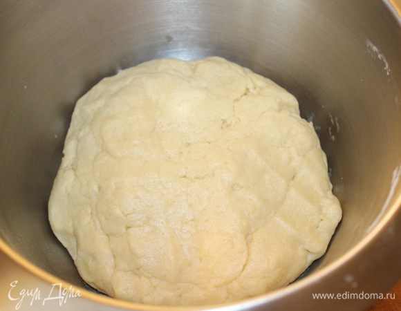 Накрыть тесто льняным полотенцем и дать подойти в теплом месте.