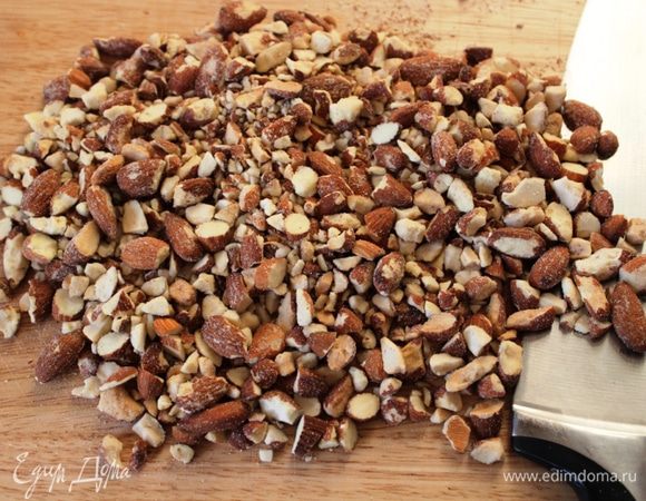 Пока тесто подходит, нарубить миндаль.