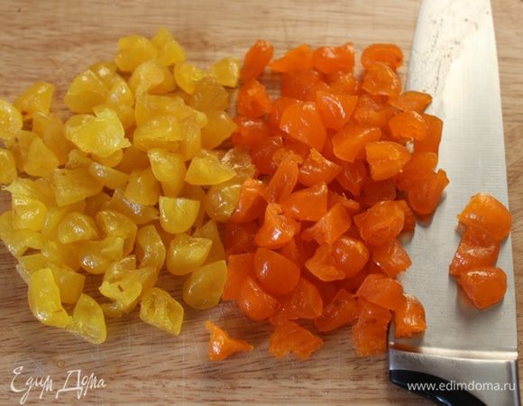 Нарезать цукаты.