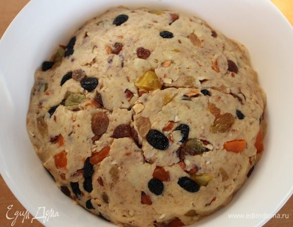 Тесто обмять, добавить орехи, цукаты, изюм, сок и цедру лимона, молотую корицу и ванильный сахар. Тесто получается довольно тяжелое, чтобы его вымесить, придется приложить немало усилий :) Оставить тесто подходить на 2,5 — 3 часа, за это время его нужно обмять 1 — 2 раза.