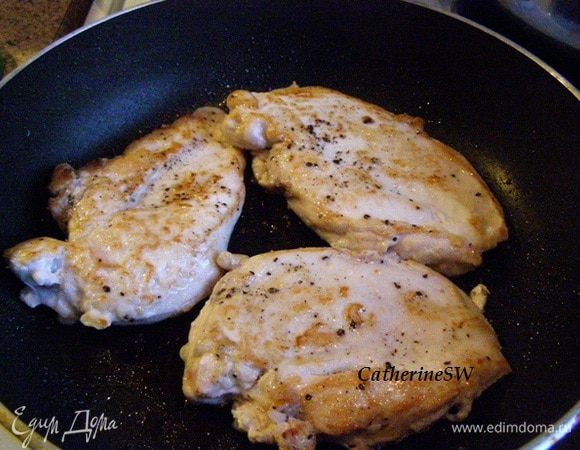 На раскаленной сковороде, на масле с двух сторон до яркой корочки обжарим отбивные.