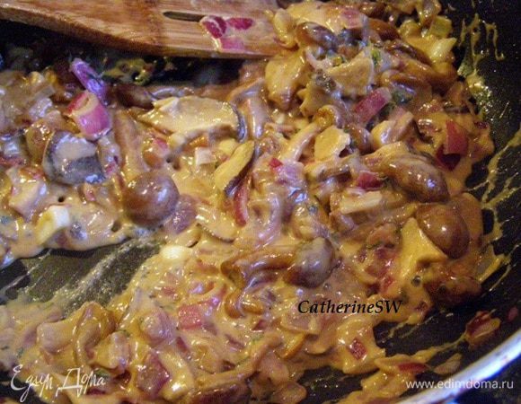 К луку выложим отжатые от влаги грибы. Посолим и поперчим.  Перемешаем. Добавим вустерский соус и горчицу.Обжариваем еще минут 5-10. Добавим тимьян. Перемешаем.