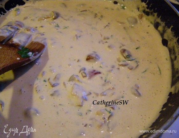 Добавим петрушку и сливки, грибной настой. Переключим огонь на медленный. Чуть-чуть проварим соус. Посолим и поперчим по необходимости.