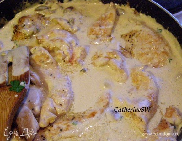 В соус выложим отбивные, потомим их минут 5-10. Для себя я с этим соусом запекла белую рыбу.