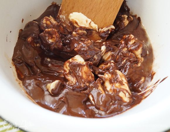 Шоколад соединить с размягченным сливочным маслом