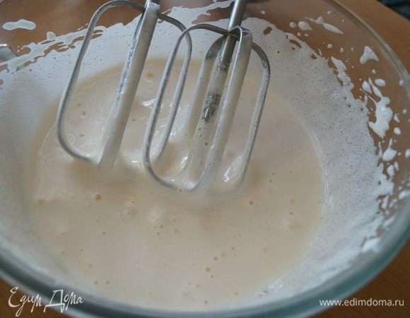 В отдельной миске взбить яйца с сахаром и солью