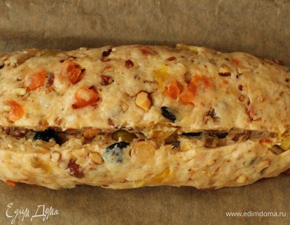 Разделить тесто на две равные части. Из одной части сформировать батон, острым ножом сделать на нем надрез, но не по центру, а сбоку.