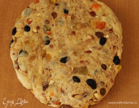 Для второго штоллена тесто слегка  раскатать в лепешку.