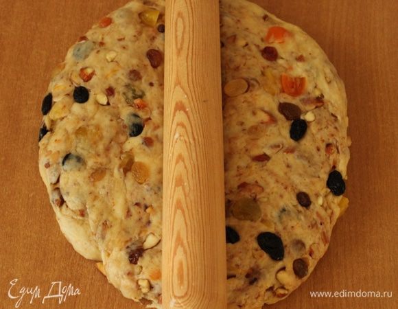 При помощи скалки сделать углубление по центру.