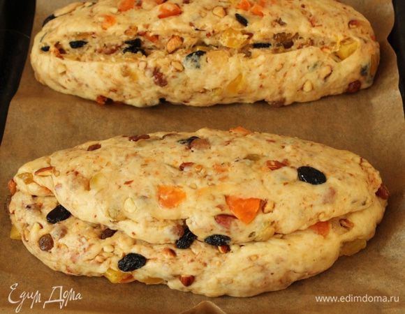 Выложить оба штоллена на противень на лист пекарской бумаги. Оставить на расстойку на 30 минут. 