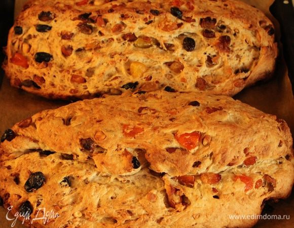 Духовку разогреть до 200°С. Выпекать штоллены 15 минут, потом температуру уменьшить до 170°С и печь еще 45 минут.