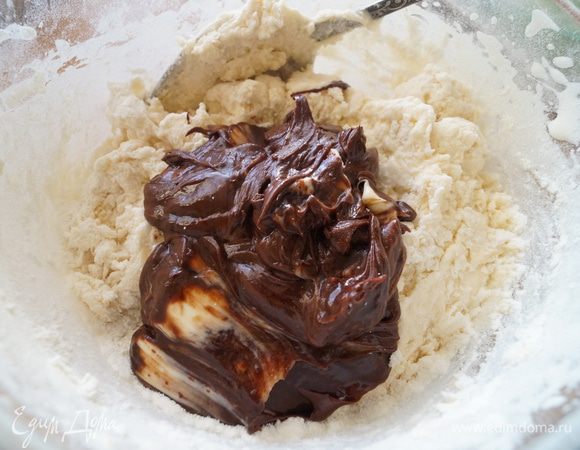 Добавить сливочно-шоколадную массу к яичной массе