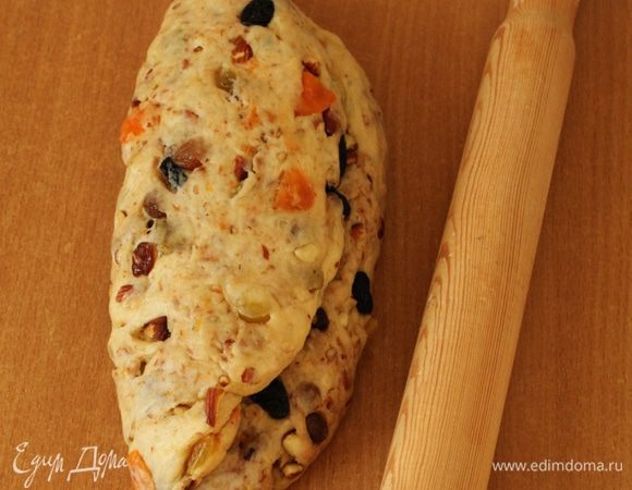 Сложить тесто пополам. Второй штоллен готов.