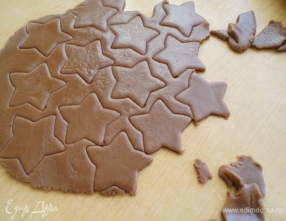 Тесто разделить на несколько частей и раскатать, вырезать из теста печенье, при помощи формочек