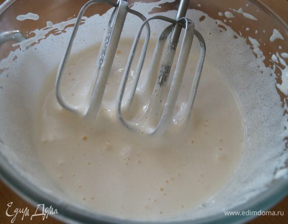 Для глазури взбить яичный белок с сахарной пудрой и лимонным соком