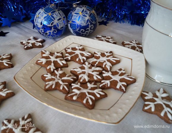 Готовому печенью дать остыть и раскрасить его, при помощи кондитерского шприца, глазурью