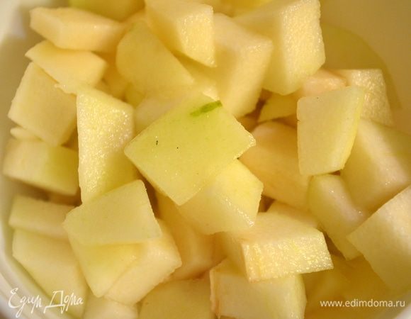 Грушу помыть, почистить, убрать сердцевину и порезать на кубики. 