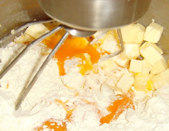 из муки, масла, сахара, ванилина и яиц замесить тесто, завернуть в пищевую плёнку и поставить охлаждаться.