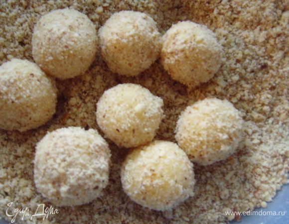 из теста скатать шарики (чем мельче, тем интереснее), обвалять их в ореховой крошке.