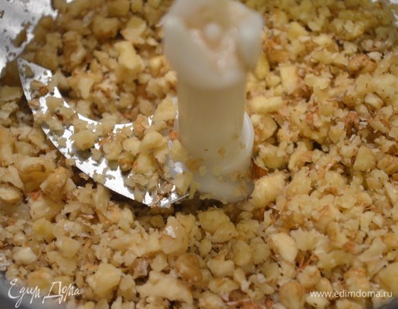 орехи мелко измельчить в блендере