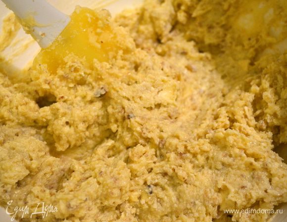 добавляем сахар, ванилин, яйца...все размешиваем