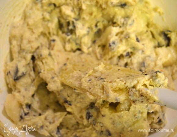 в тесто вводим шоколад и грушу и еще раз размешиваем