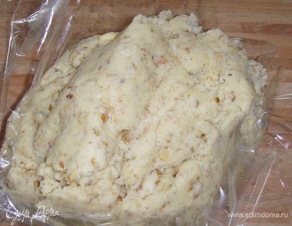 из масла, сахара, ванилина, орехов, муки, разрыхлителя и молока замесить тесто. Охладить около 1 часа в холодильнике под пищевой плёнкой.