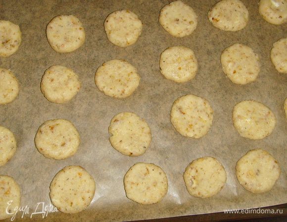 сформировать шарики, перенести их на подготовленный противень в некотором расстоянии друг от друга, немного придавить. Выпекать в разогретой духовке при температуре 200°С 10-12 мин. Охладить.