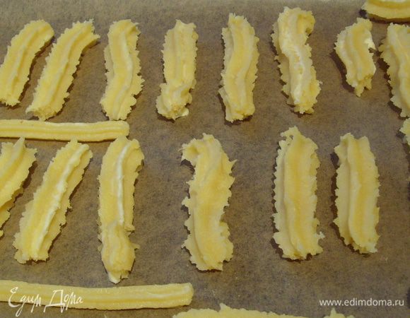 при помощи кондитерского мешка отсадить на подготовленный противень "колбаски" длиной около 3-4 см. Выпекать в разогретой духовке при 200°С 10-12 мин. Охладить. 