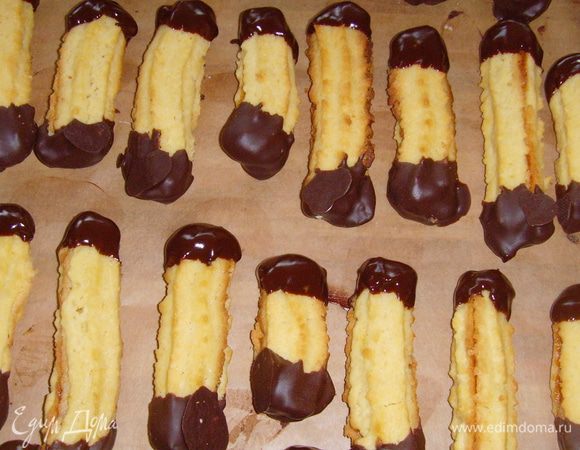 каждую заготовку смазать с внутренней стороны мармеладом и соединить между собой, слегка прижимая друг к дружке. Растопить шоколад с 20 г масла и окунуть заготовки кончиками по очереди в шоколад сначала одним, дать подсохнуть, затем другим.