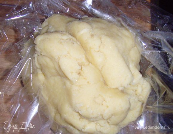 из масла, сахара, муки, щепотки соли и яйца замесить тесто, охладить под плёнкой в течении часа.