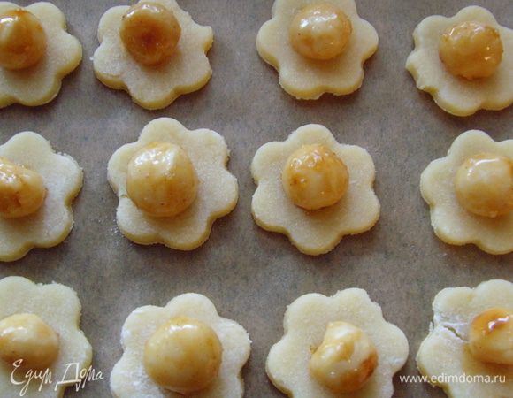 приготовить из мёда, коричневого сахара и корицы карамель, добавить орехи и закарамелизировать. Орехи выложить на пекарскую бумагу и пока карамель не застыла, отделить  друг от друга.