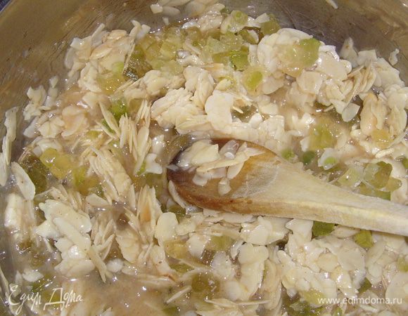 сахар, ванилин и сливки смешать, довести до кипения, постоянно помешивая. Добавить миндаль и цукаты.