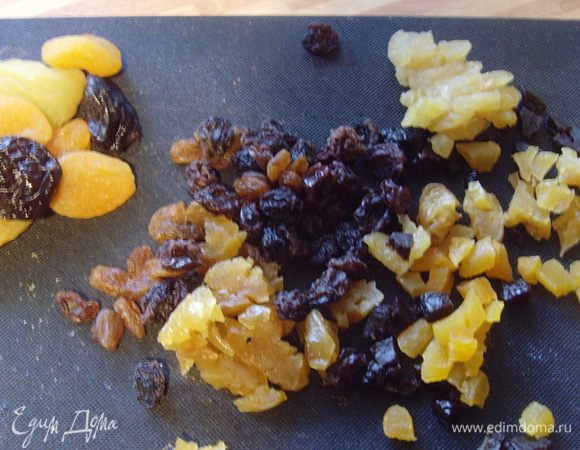 измельчить сухофрукту.