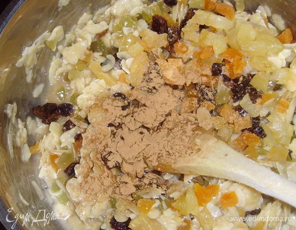 соединить с основной массой, добавить корицу. Всё тщательно перемешать.