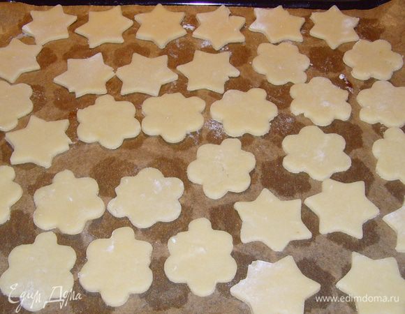 из масла, сахара, соли, муки и яйца замесить тесто, под плёнкой охладить в течении часа. Тесто раскатать и формочкой выдавить заготовки, перенести их на подготовленный противень и выпекать в разогретой духовке при температуре 180° 10-12 мин. Охладить.