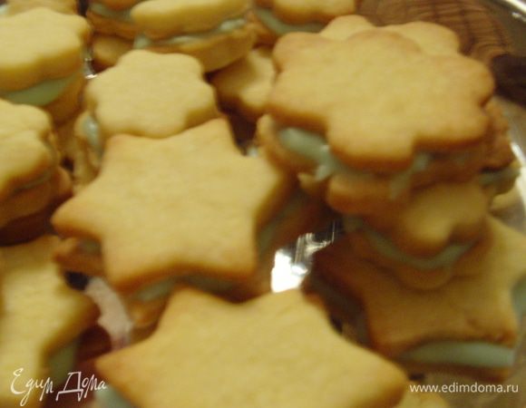 из сахарной пудры и ликёра сделать помадку, смазать печенье с внутренней стороны, склеить между собой.
