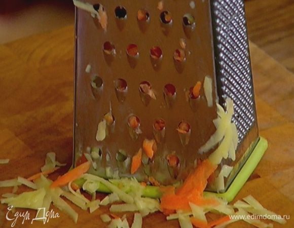 Картофель и морковь почистить и натереть на крупной терке.