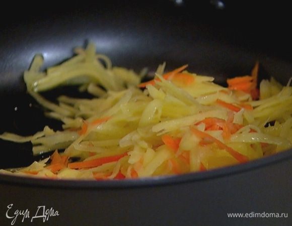 Разогреть в сковороде оливковое масло и обжарить картофель с морковью до золотистого цвета.