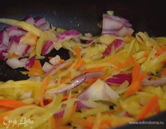 Лук почистить, мелко порубить и добавить в сковороду с овощами.