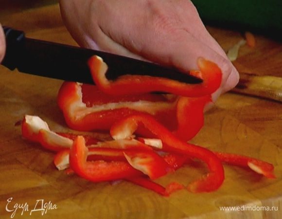 Сладкий перец, удалив плодоножку и семена, нарезать тонкими полосками.